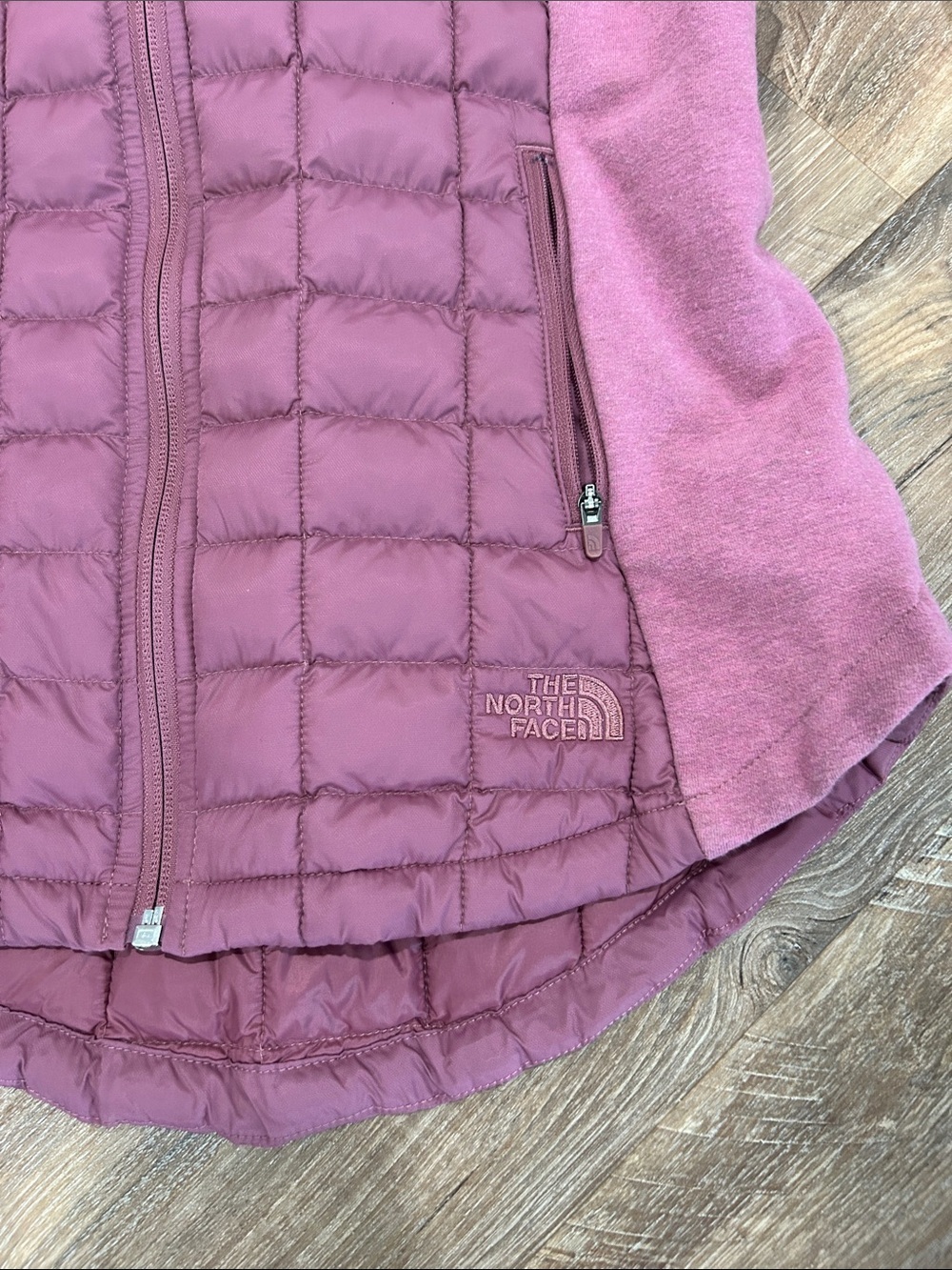 The North Face Womens Endeavor Thermoball Quilted Jacket in Plum | Size Small - Picture 3 of 15